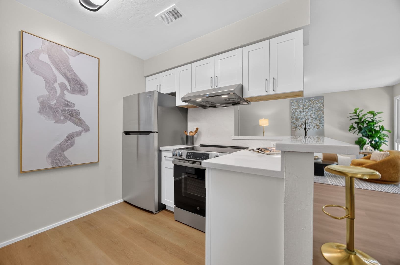San Mateo House: 3001 Los Prados St
