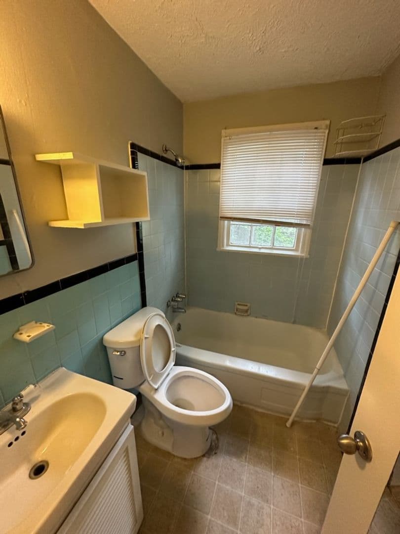 Winston-Salem Apartment: 1710 Lynwood Avenue