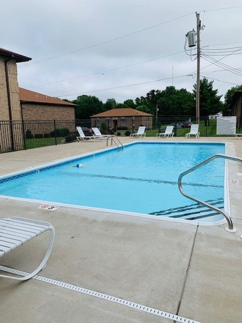 Springfield Apartment: 815-819 N. Cedarbrook