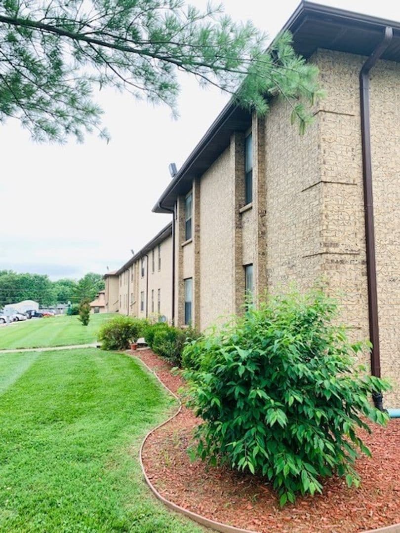 Springfield Apartment: 815-819 N. Cedarbrook