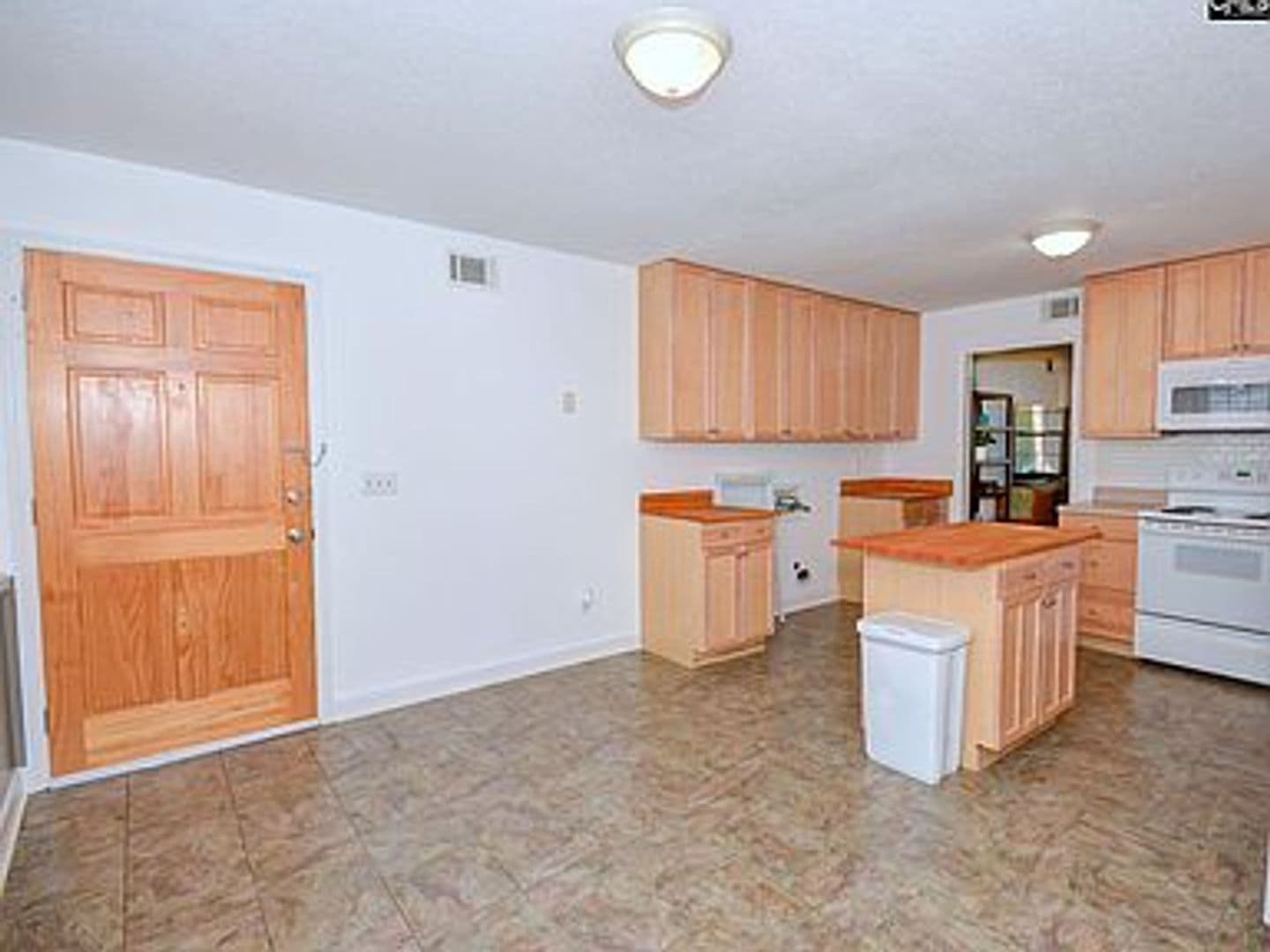Columbia Condo: 1700 Dalloz Road