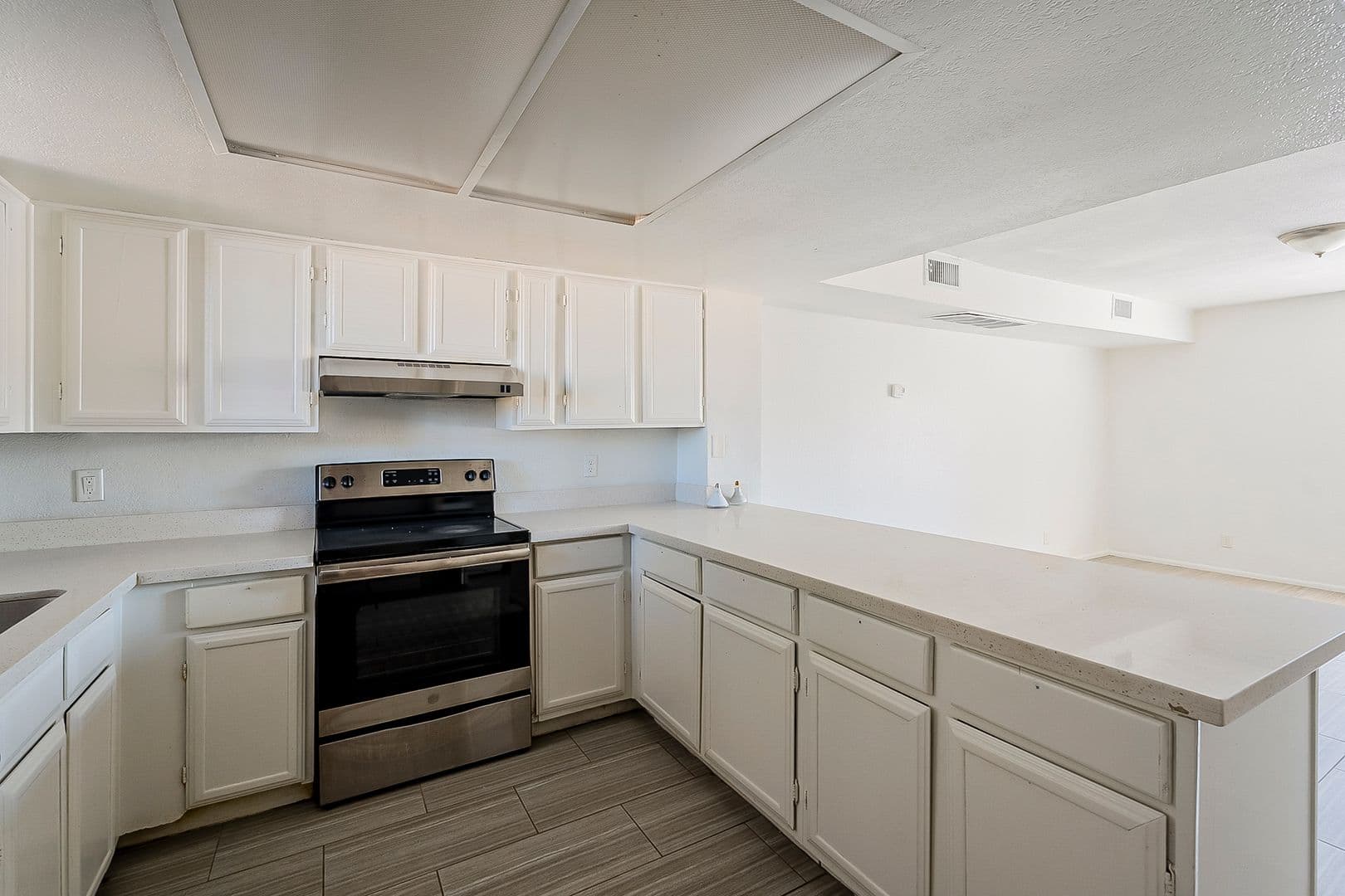 Glendale House: 5869 N 59th Dr