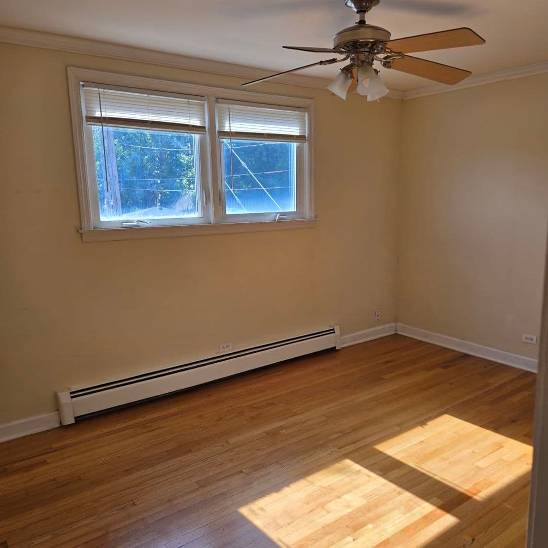 Schiller Park Apartment: 4934 HAROLD AVENUE