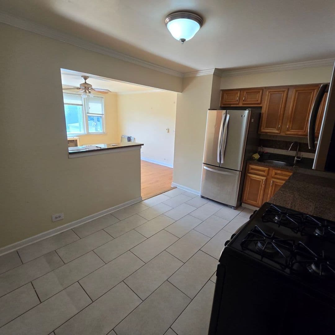 Schiller Park Apartment: 4934 HAROLD AVENUE