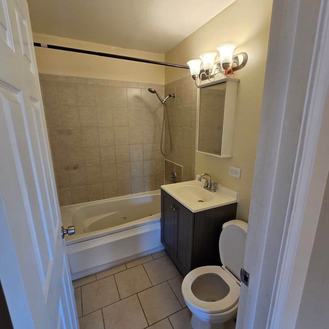 Schiller Park Apartment: 4934 HAROLD AVENUE
