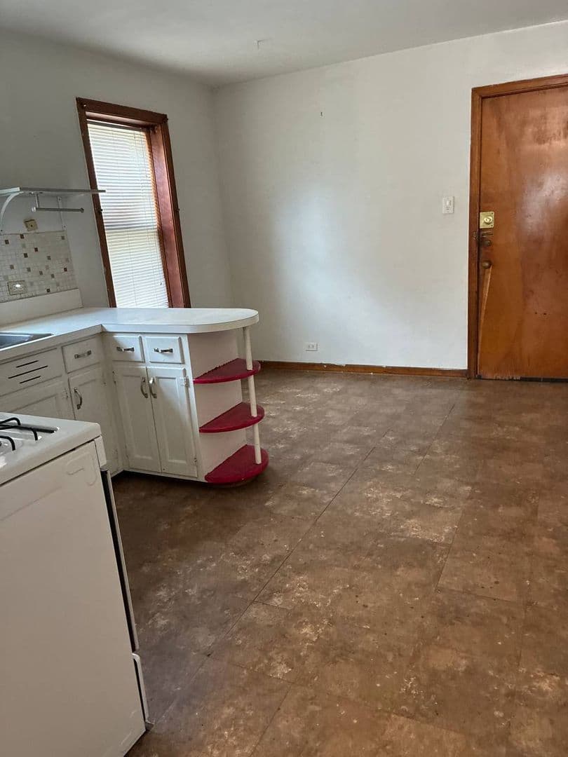 Oak Park Apartment: 1322 N  Austin Blvd