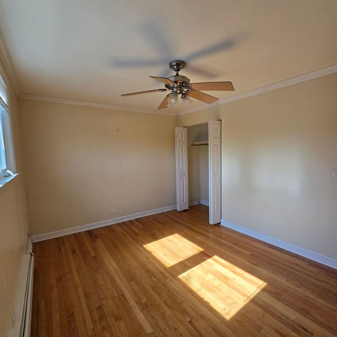 Schiller Park Apartment: 4934 HAROLD AVENUE