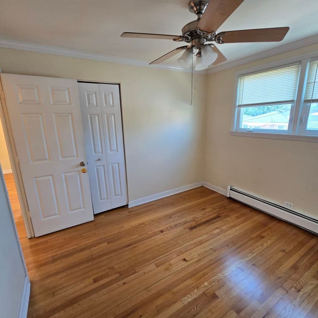 Schiller Park Apartment: 4934 HAROLD AVENUE