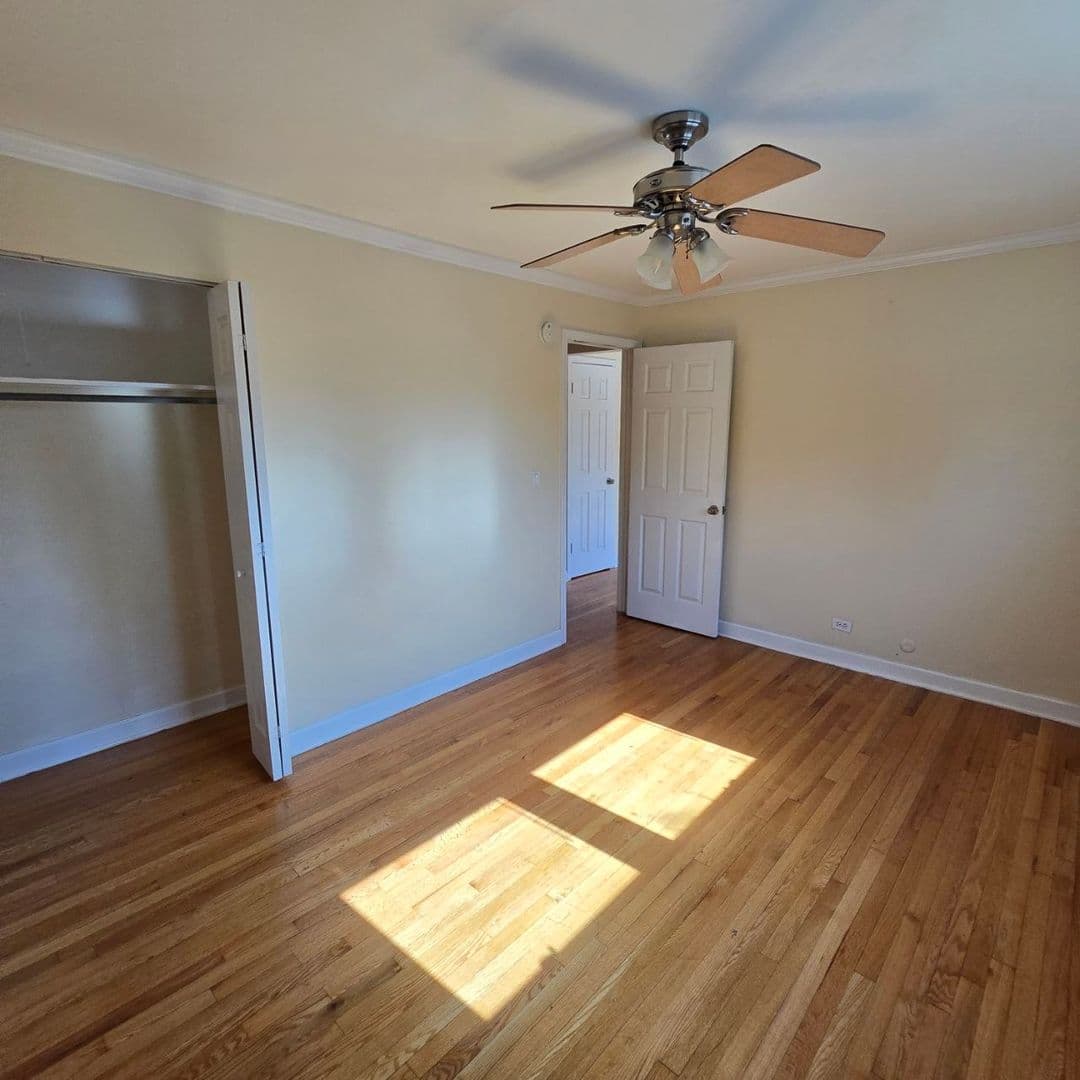 Schiller Park Apartment: 4934 HAROLD AVENUE