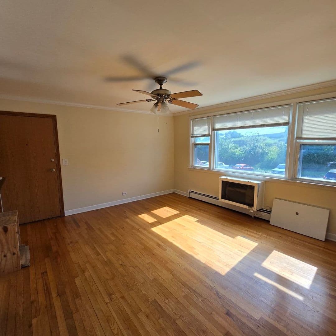 Schiller Park Apartment: 4934 HAROLD AVENUE