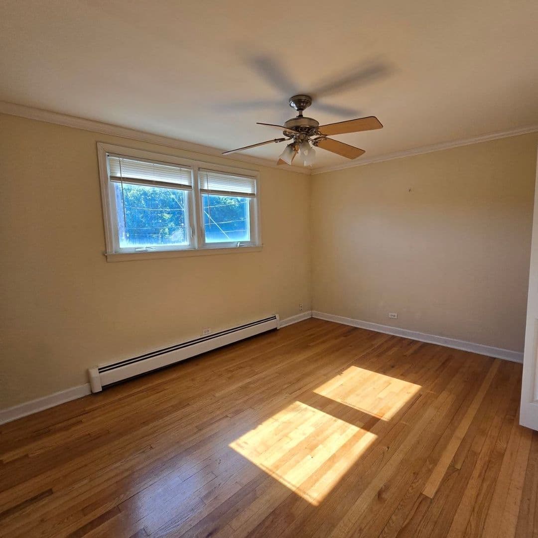 Schiller Park Apartment: 4934 HAROLD AVENUE