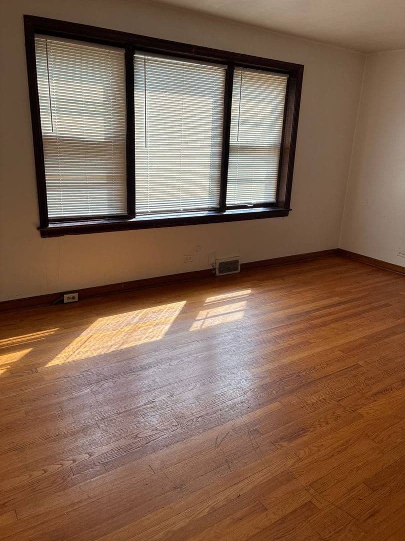 Oak Park Apartment: 1322 N  Austin Blvd