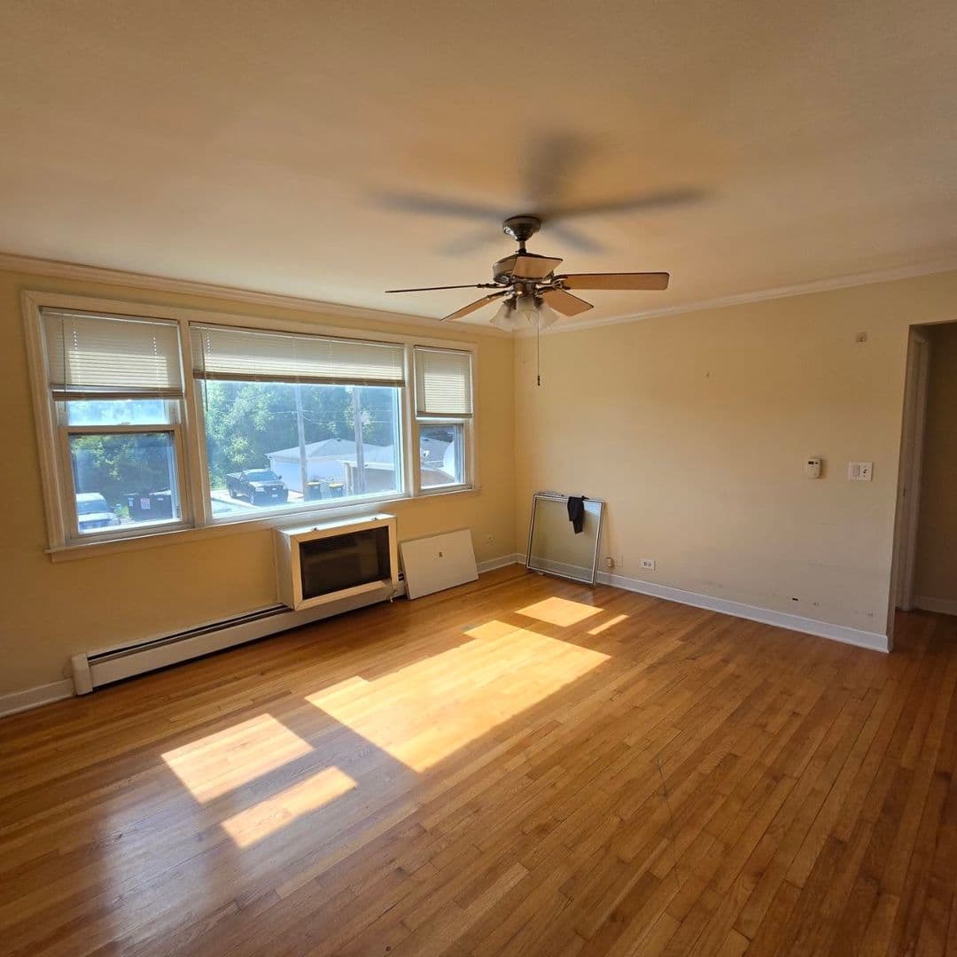 Schiller Park Apartment: 4934 HAROLD AVENUE