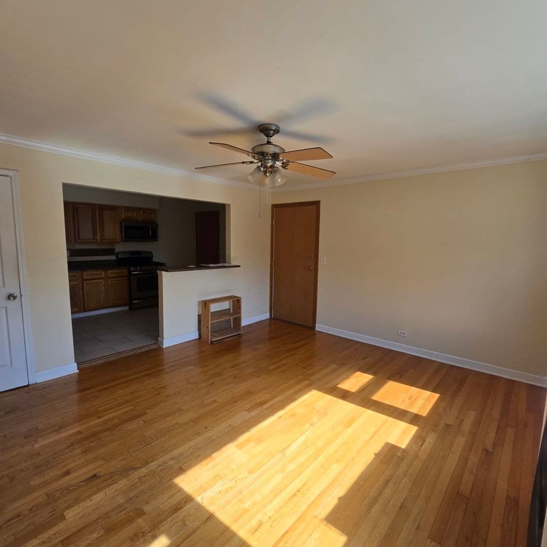 Schiller Park Apartment: 4934 HAROLD AVENUE