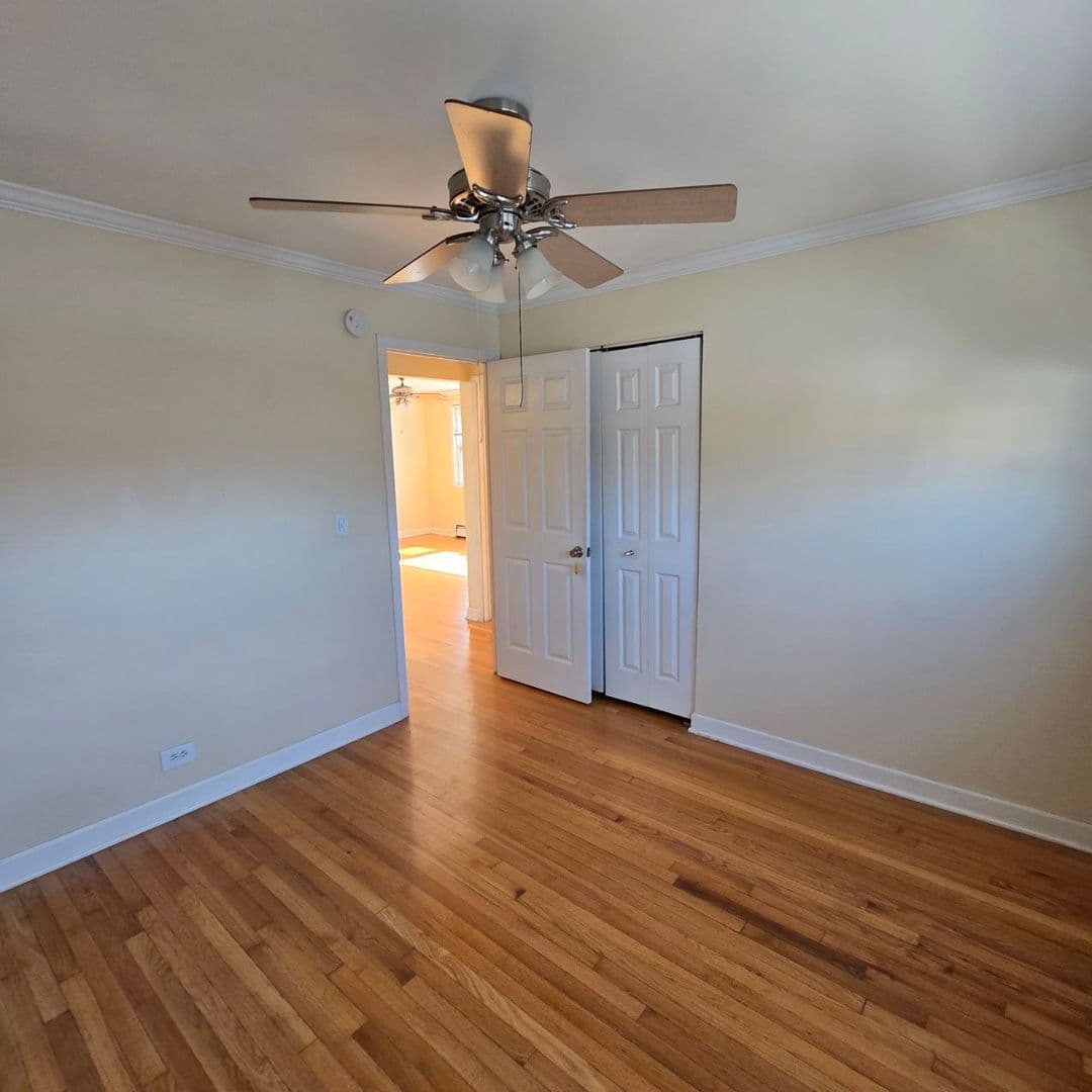 Schiller Park Apartment: 4934 HAROLD AVENUE