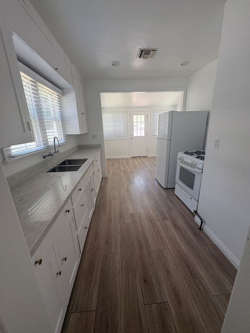 Redlands House: 810 Campus Avenue   # 1