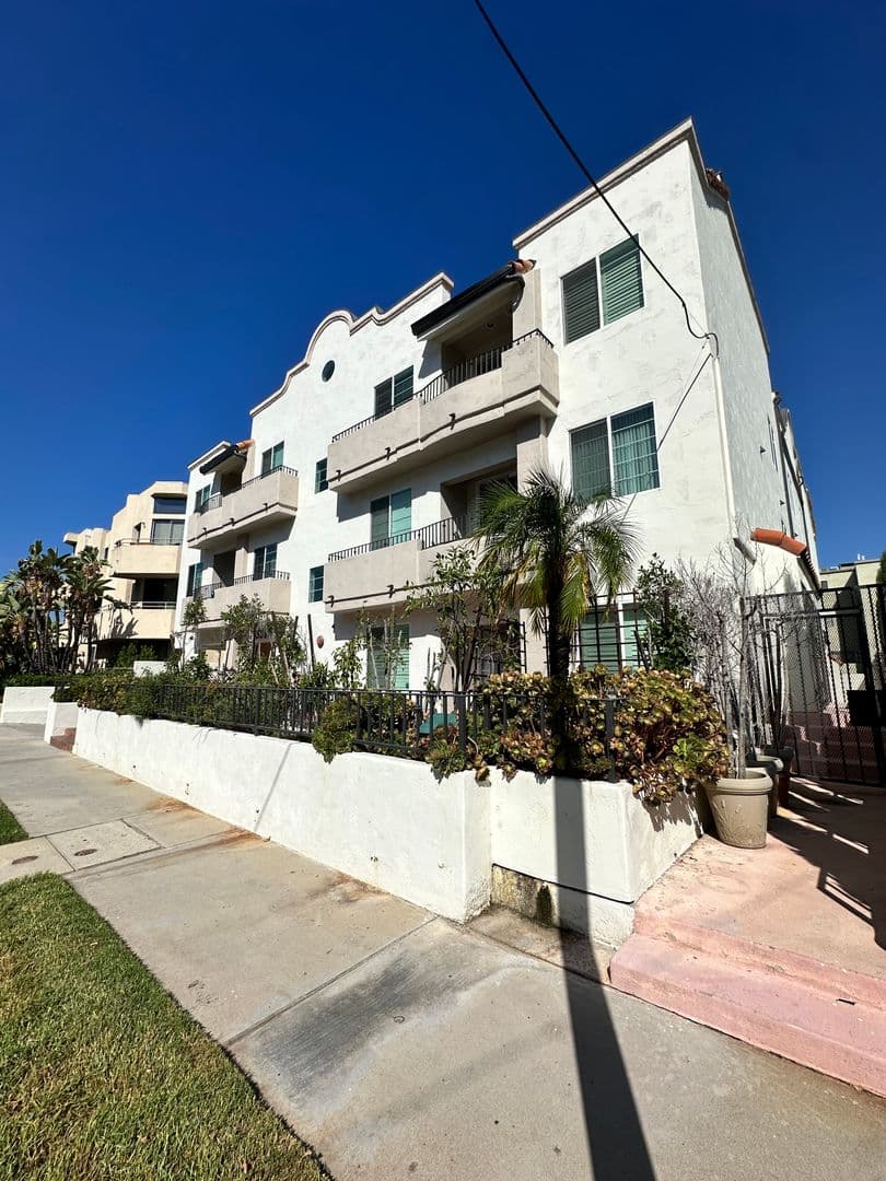 Sherman Oaks House: 4334 Colbath Ave. #103