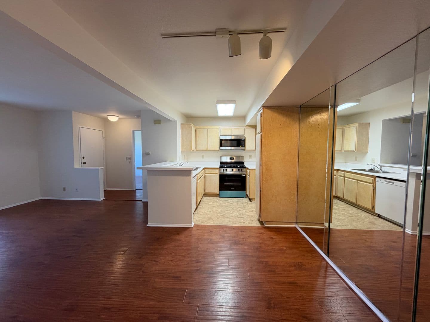 Santa Clarita House: 21309 Eucalyptus Way #202