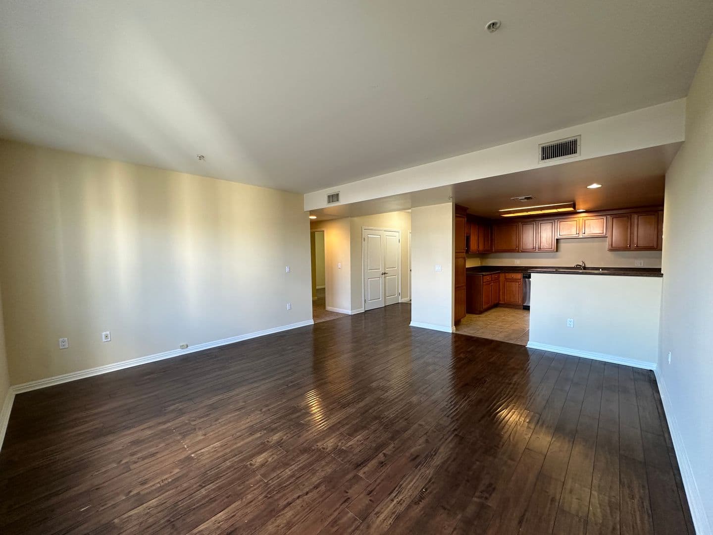 North Hollywood Apartment: 7526 N. Laurel Cyn