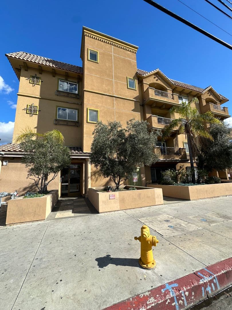 North Hollywood Apartment: 7526 N. Laurel Cyn