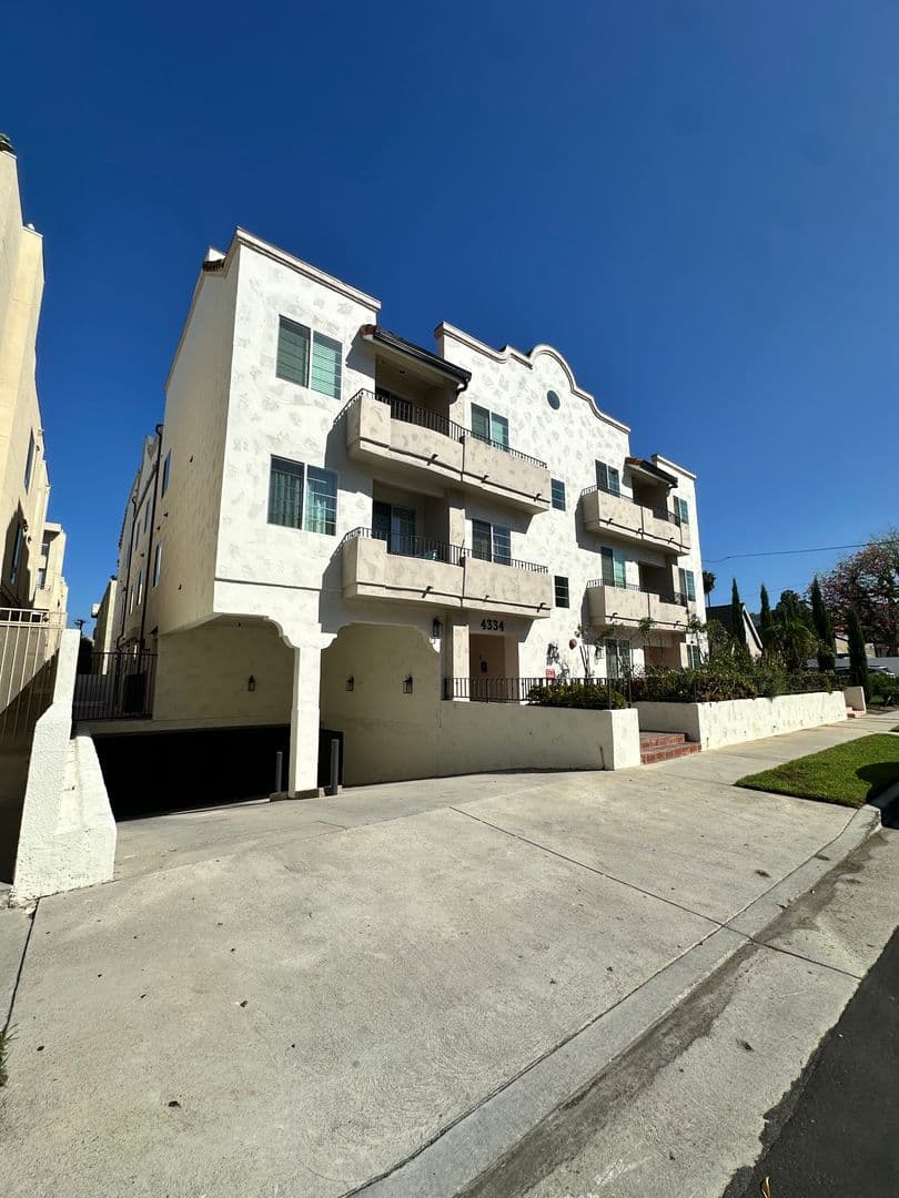 Sherman Oaks House: 4334 Colbath Ave. #103