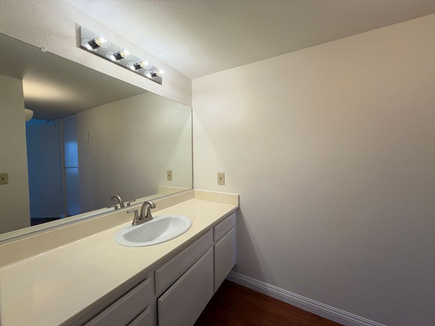 Santa Clarita House: 21309 Eucalyptus Way #202