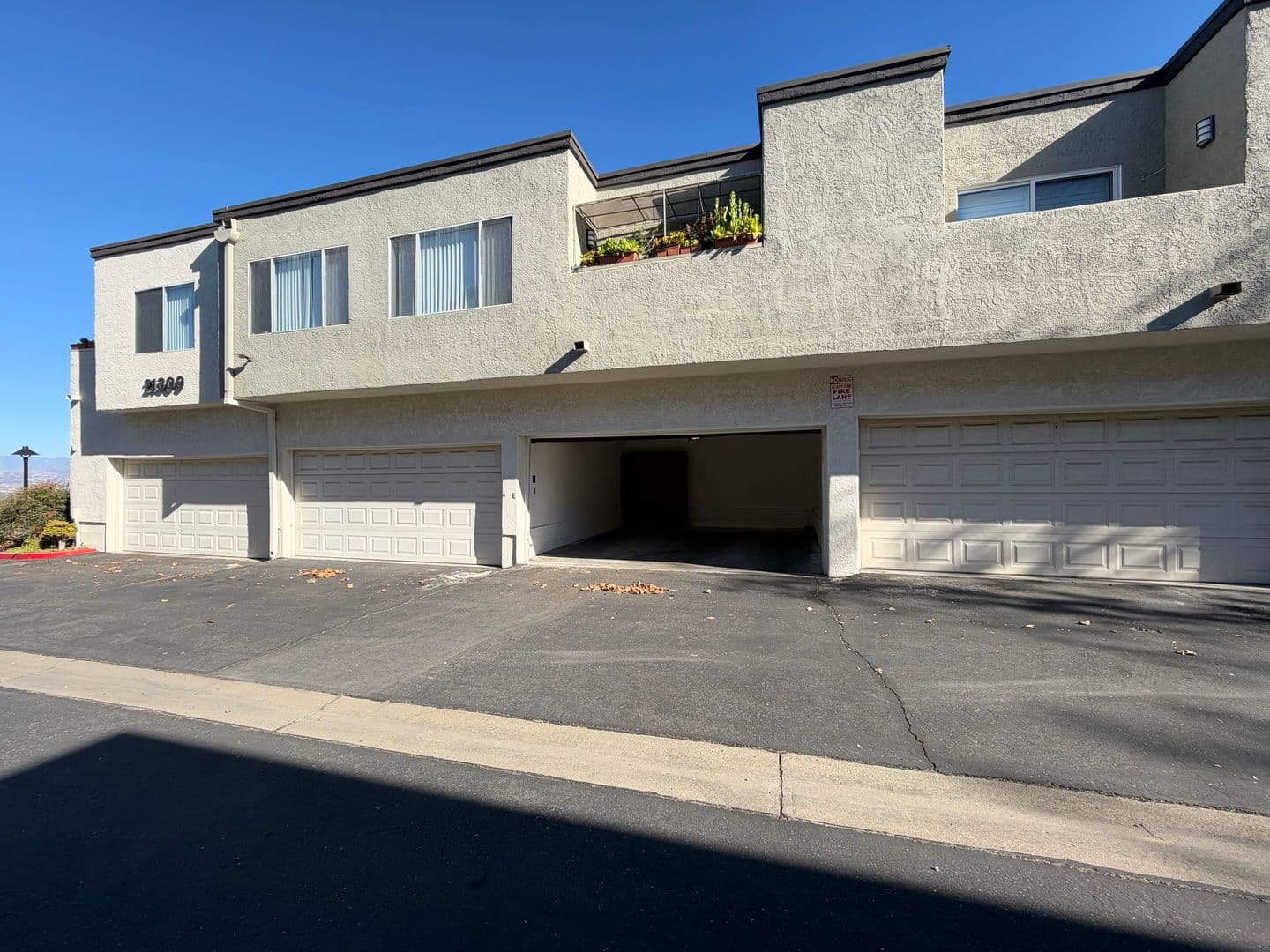Santa Clarita House: 21309 Eucalyptus Way #202