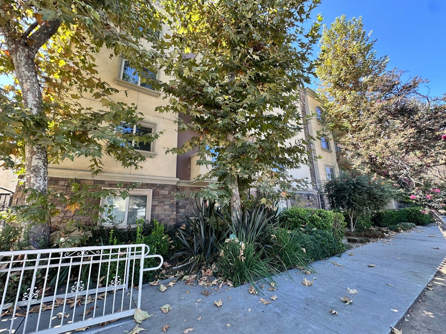 North Hollywood Apartment: 11556 Burbank Blvd.