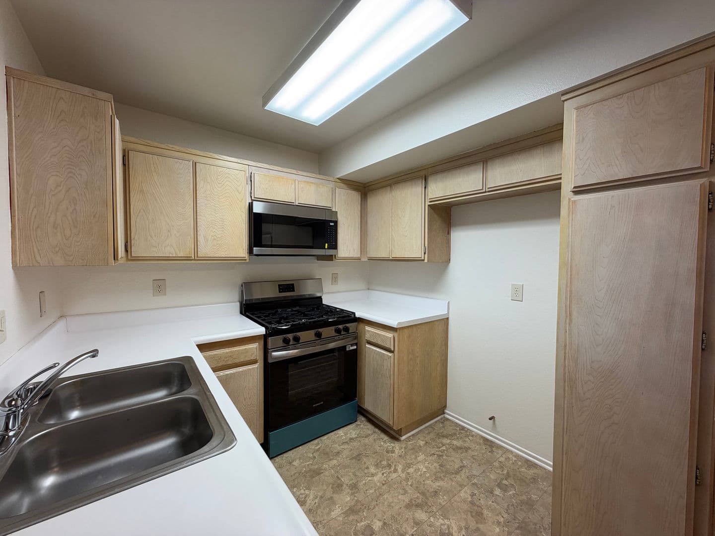 Santa Clarita House: 21309 Eucalyptus Way #202