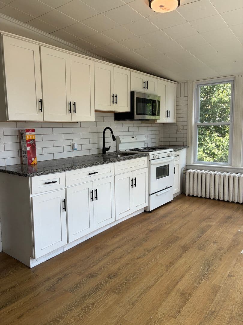 York Apartment: 442 Lincoln St.