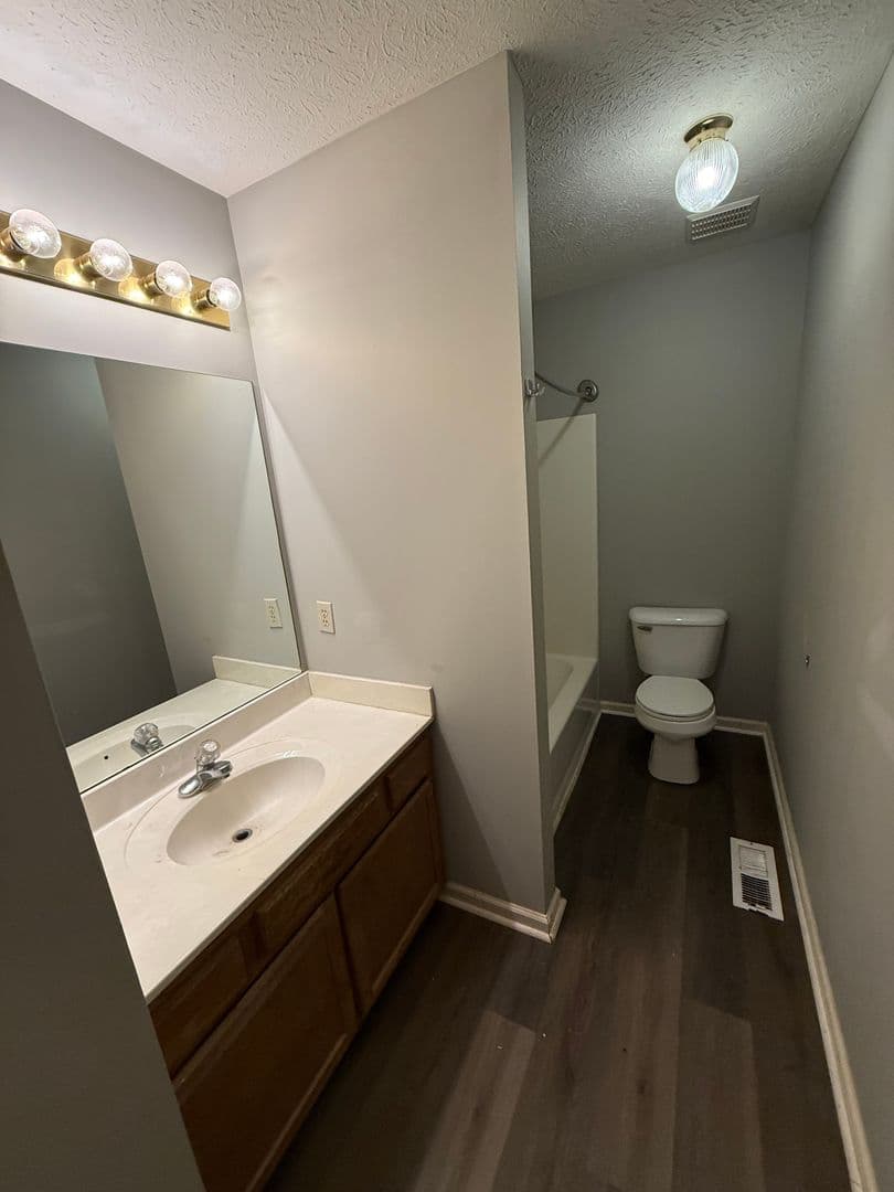 Bowling Green Apartment: 2050 Clover Court