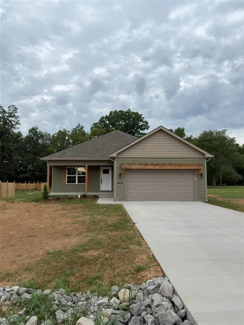 Russellville House: 100 Madeline Ct