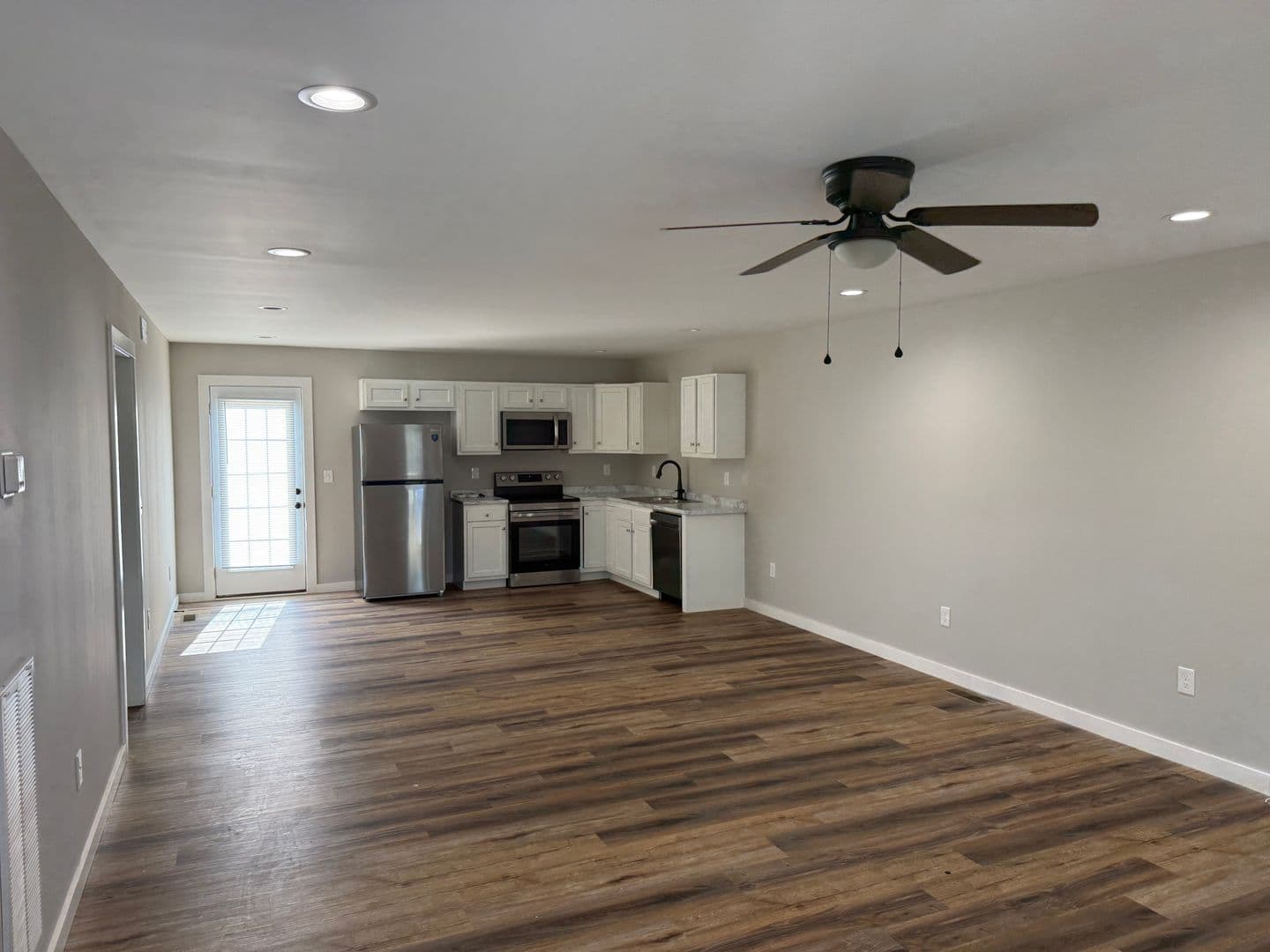 Russellville Apartment: 102 Deacon Lane