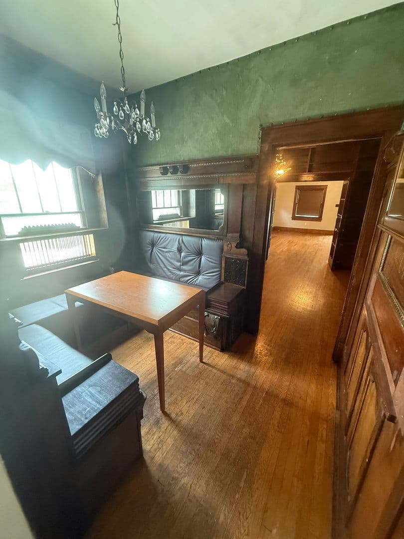 Bowling Green House: 607 E 11th St