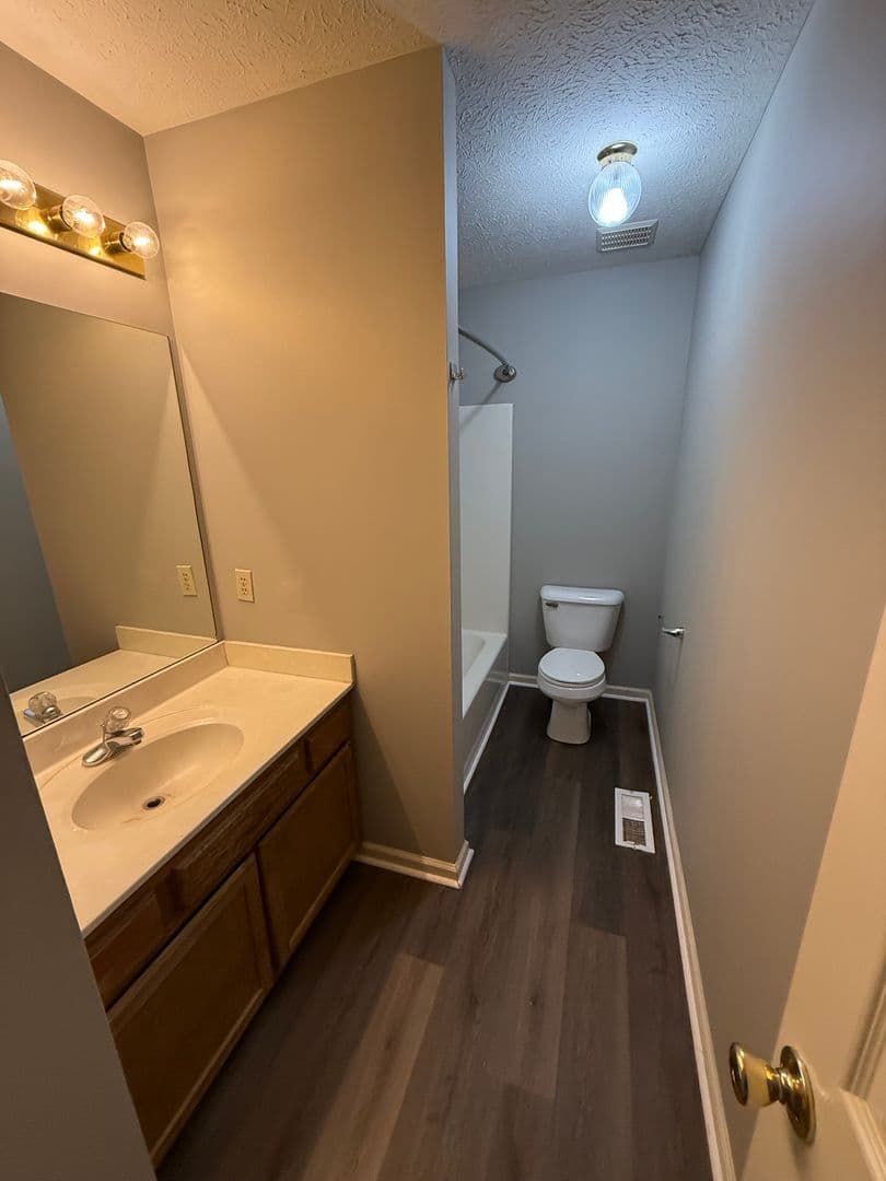 Bowling Green Apartment: 2050 Clover Court