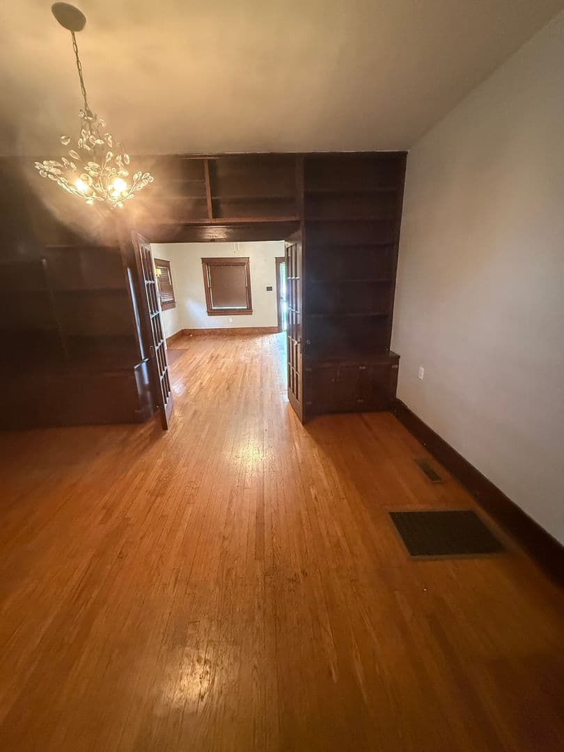Bowling Green House: 607 E 11th St