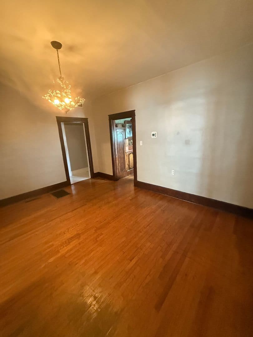 Bowling Green House: 607 E 11th St