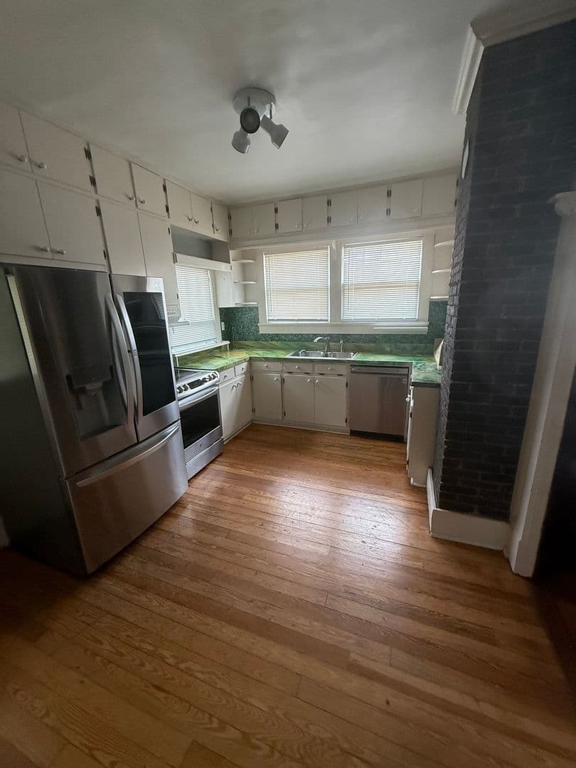 Bowling Green House: 607 E 11th St