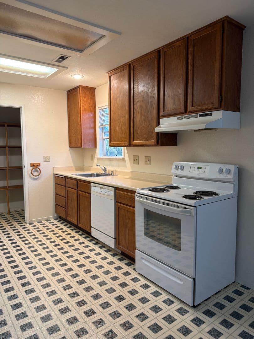 Eureka Apartment: 4665 Crane Street
