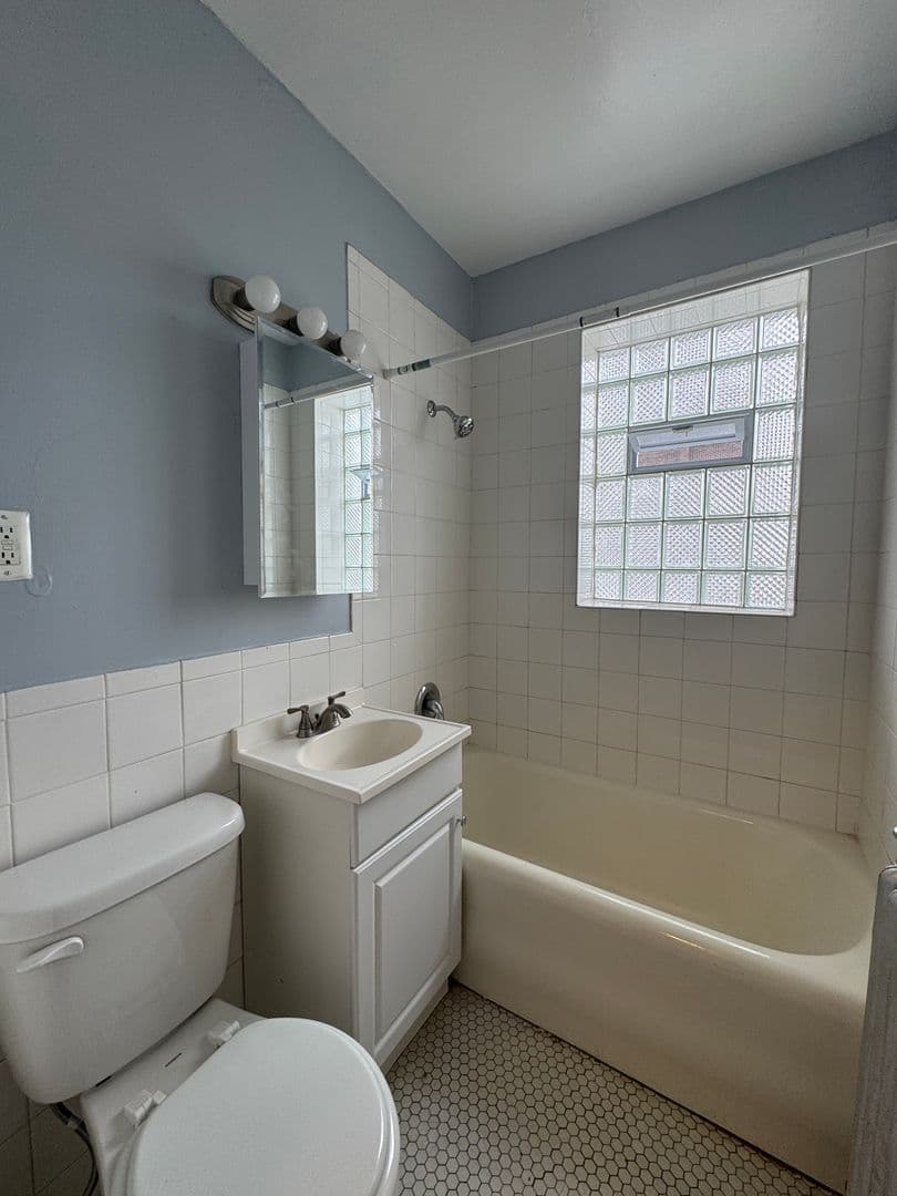 Chicago Apartment: 922 W. Eastwood