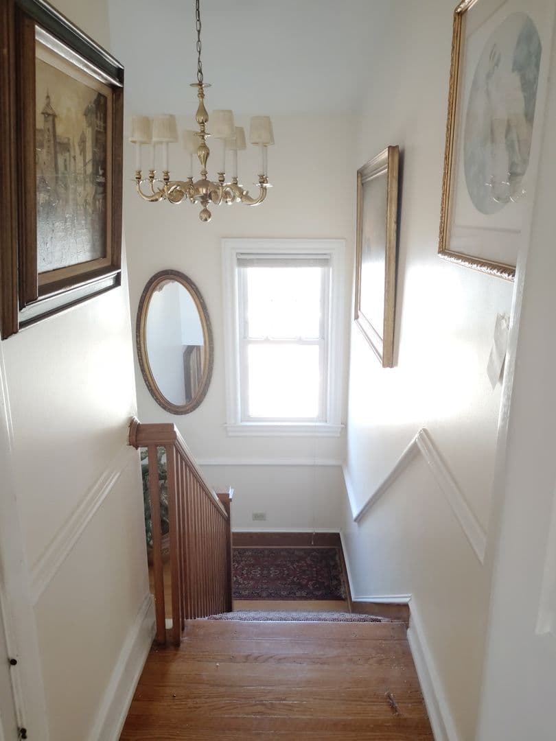 Evanston Apartment: 2619 Prarie