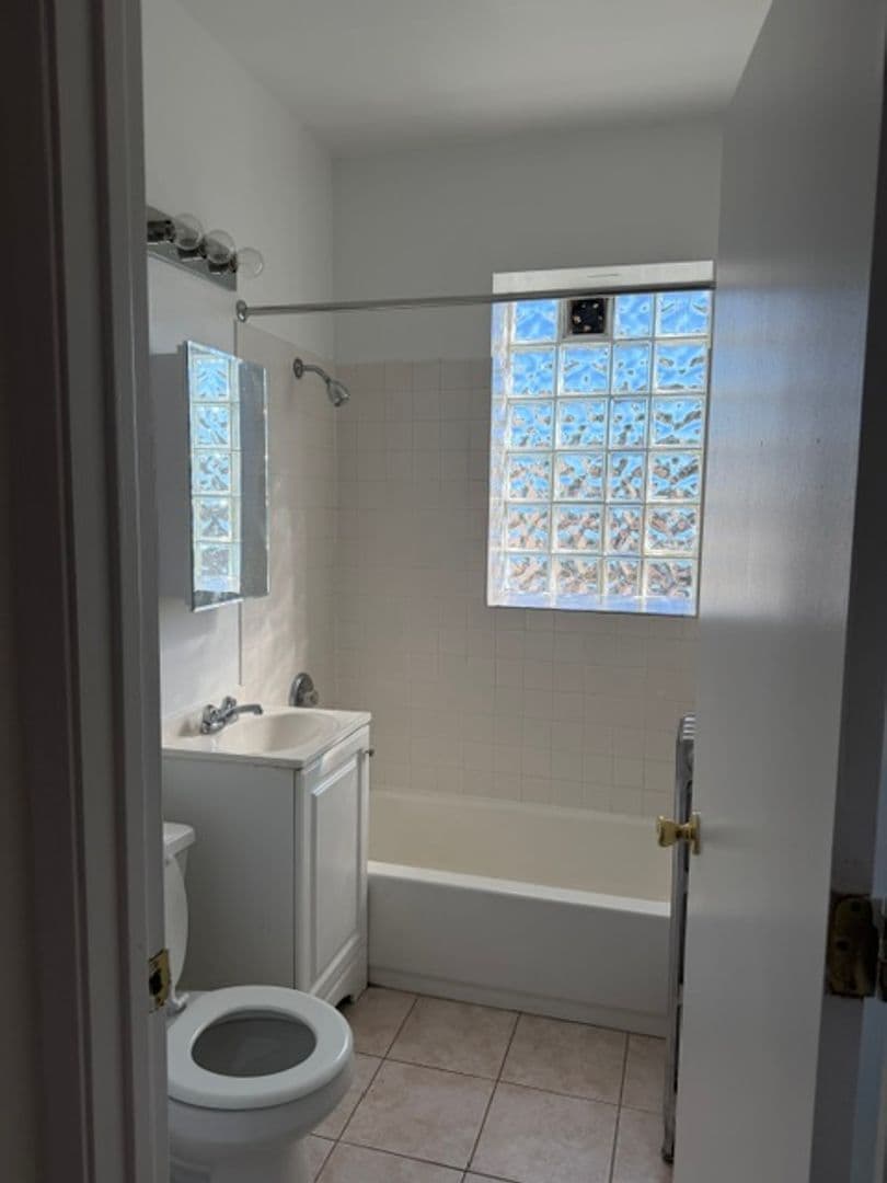 Chicago Apartment: 1624 W. Morse