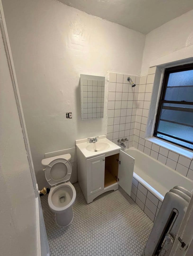 Chicago Apartment: 7455 N. Greenview