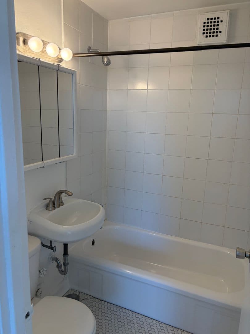 Chicago Apartment: 4717 N. Winthrop