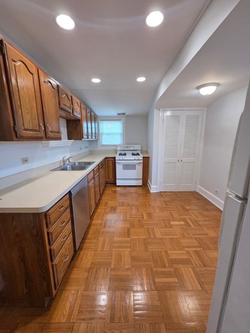 Evanston Apartment: 2619 Prarie