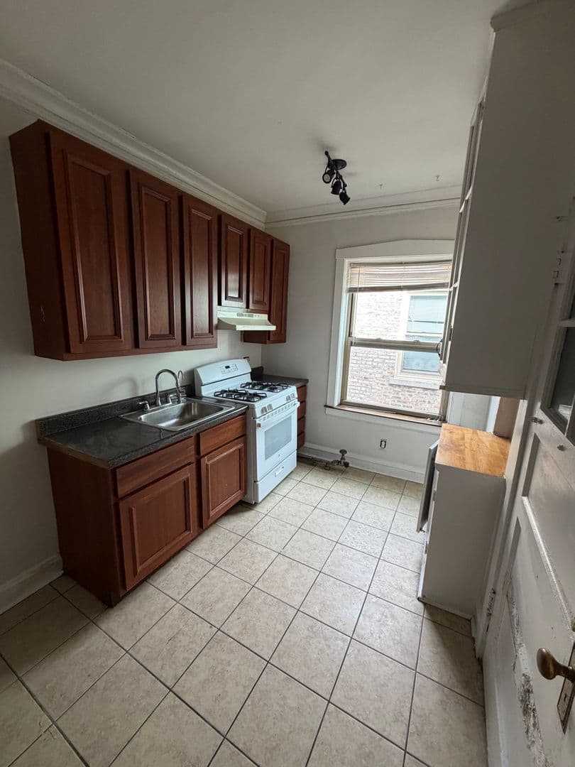 Chicago Apartment: 7665-69 N. Sheridan