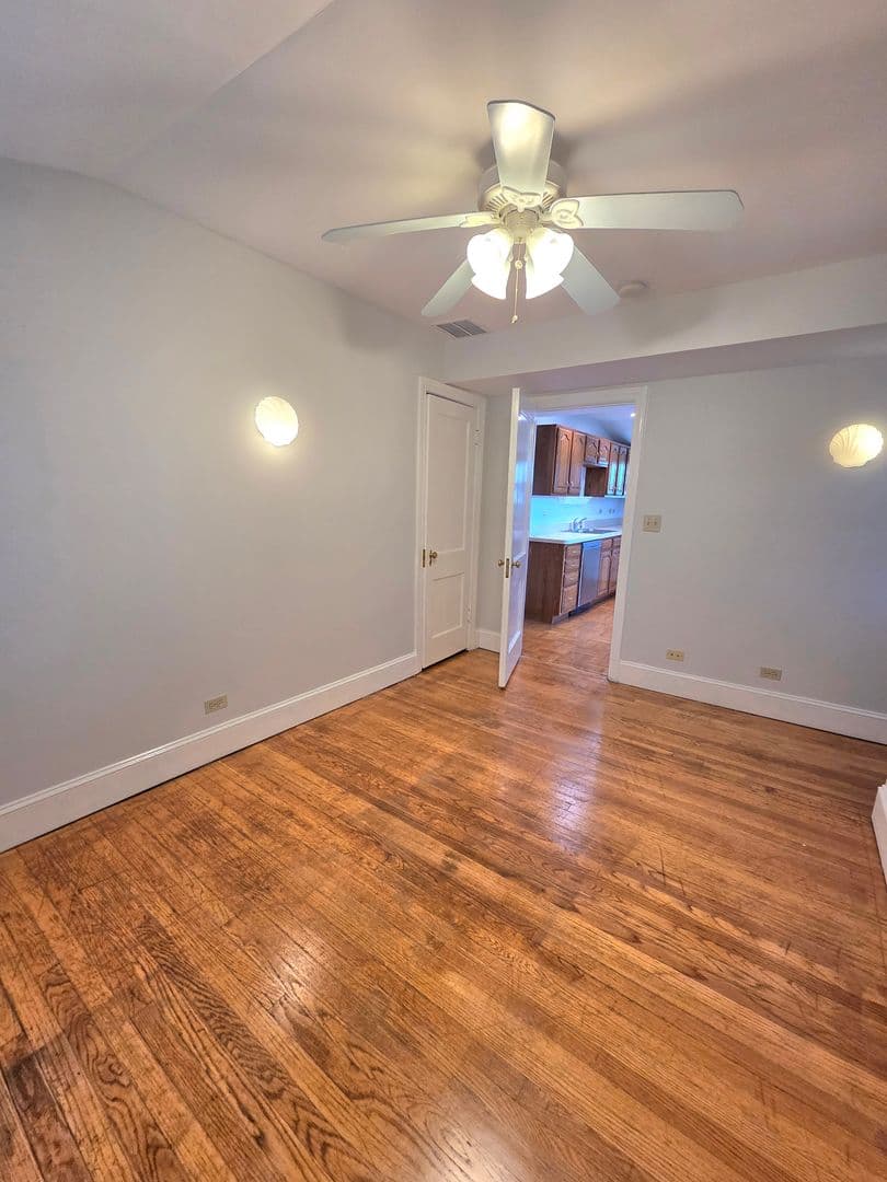 Evanston Apartment: 2619 Prarie