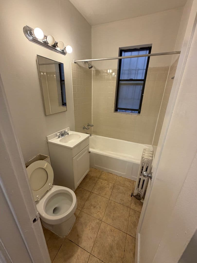 Chicago Apartment: 5210-14 South Woodlawn Avenue