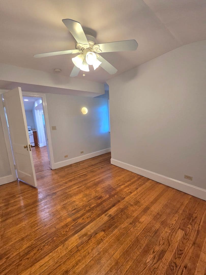 Evanston Apartment: 2619 Prarie