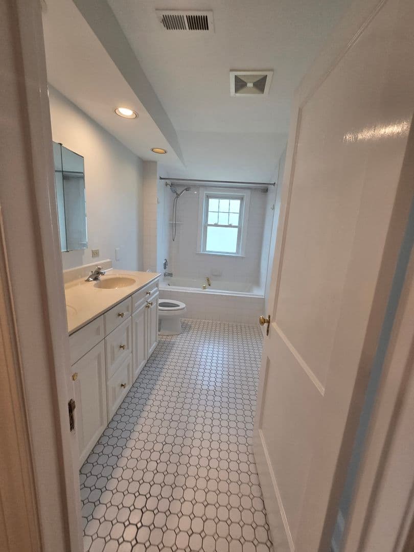 Evanston Apartment: 2619 Prarie